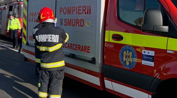 O autoplatformă de lucru la înălţime s-a răsturnat peste o mașină, la Suceava. Doi oameni au fost răniţi