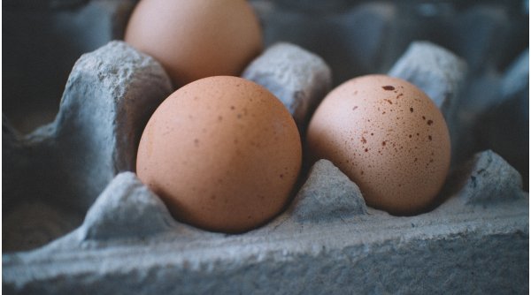 Doi români au furat 93 de ouă dintr-un automat din Austria