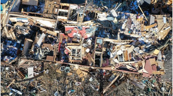 64 de morți printre care 6 copii după ce o tornadă a lovit statul Kentucky