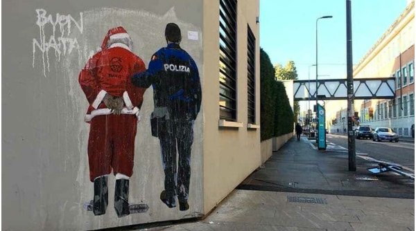 Un român îmbrăcat în Moș Crăciun a blocat traficul și a speriat trecătorii pe o stradă din Milano