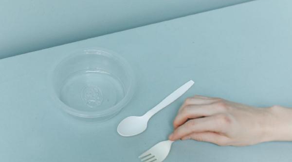 microplastice particule consum cat un card bancar