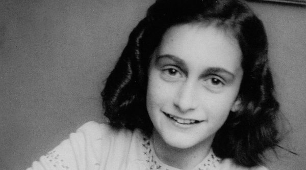 Cazul Anna Frank, rezolvat după 77 de ani cu ajutorul unui fost agent FBI. S-a aflat cine a trădat-o pe tânăra care a murit la Auschwitz