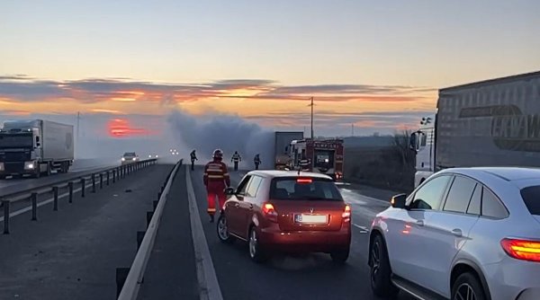 Un TIR plin cu marfă, în flăcări pe Autostrada Pitești-București. Traficul a fost blocat