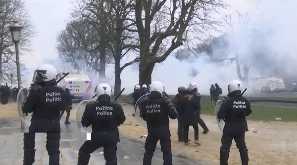 Proteste violente faţă de restricţiile COVID în Bruxelles. Jandarmii au pus tunurile cu apă pe oameni şi au folosit gaze lacrimogene