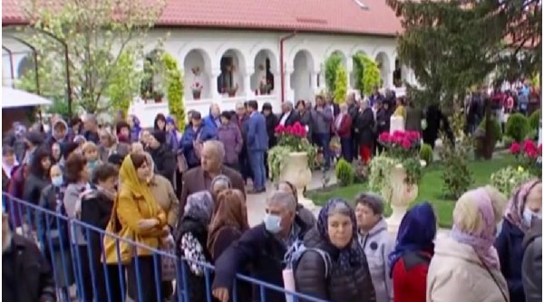 Mii de credincioşi au fost la slujba de Izvorul Tămăduirii să ia agheasmă