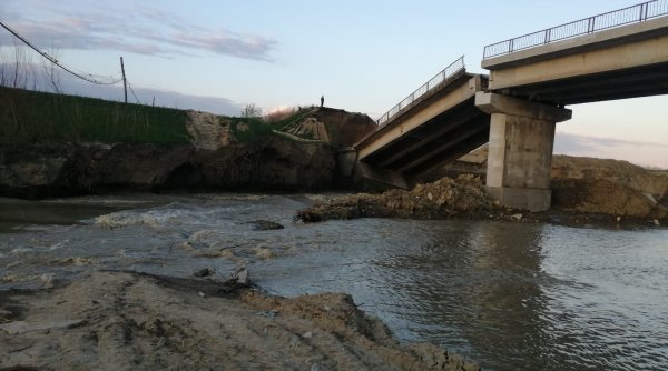 Un pod peste râul Putna s-a prăbușit în județul Vrancea