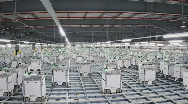 Imagini din depozitul unde lucrează o armată de 2.000 de roboți