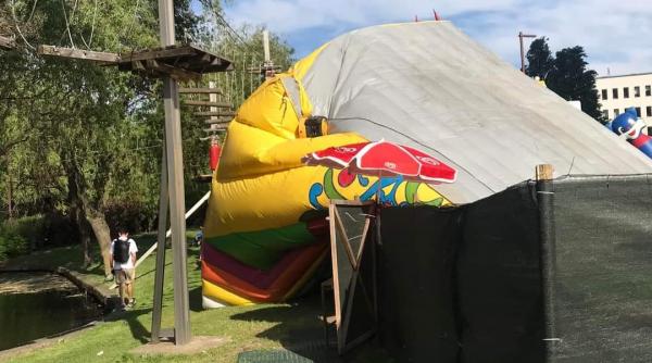 tobogan gonflabil rasturnat copii cazut unii peste altii mall cluj