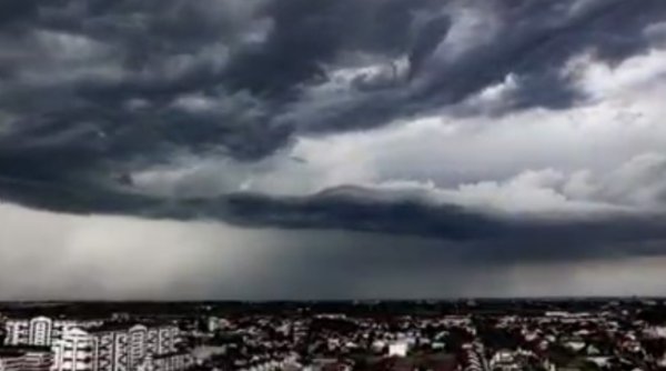 Imagini spectaculoase surprinse în timpul furtunilor din Capitală. Cum a arătat cerul în timpul Codului Roșu