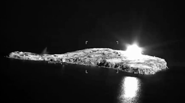 Rușii bombardează Insula Șerpilor cu bombe cu fosfor, după ce s-au retras ca 