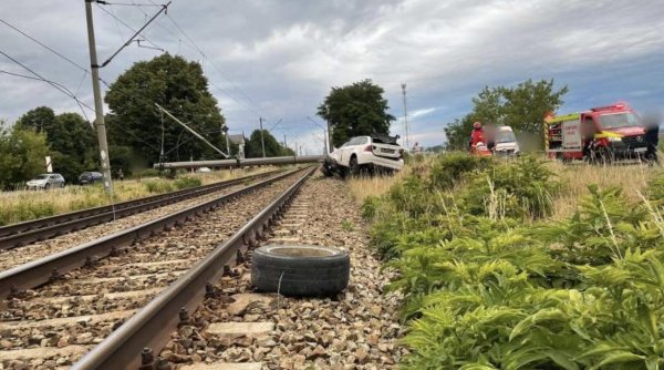 Trafic feroviar oprit pe ambele sensuri la Vereşti, Suceava, după ce o mașină a rupt un stâlp de electricitate