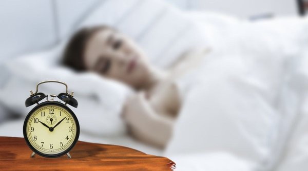 Motivul pentru care oamenii dorm mai prost în ultima vreme. Pierdem 40 de ore de somn anual