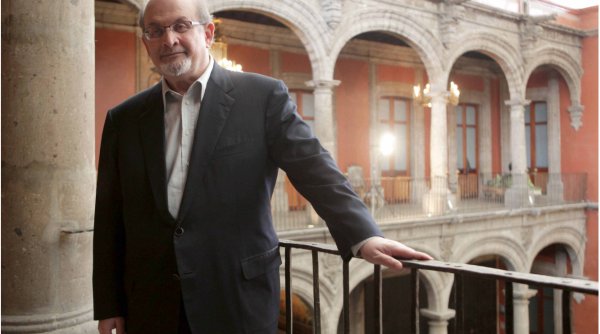 Date de ultimă oră desprea starea scriitorului Salman Rushdie: Este conectat la ventilator și nu poate vorbi