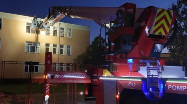 Incendiu în căminul unui liceu din Brașov. 13 elevi au fost evacuaţi
