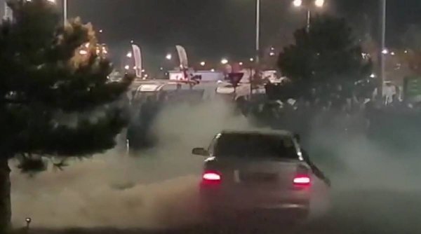 Drifturile ilegale în parcarea mall-ului, un fenomen greu de frânat de autorităţi