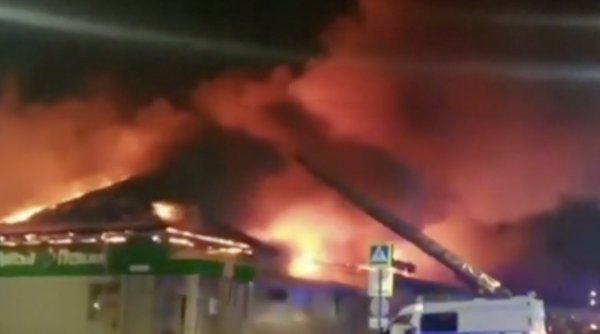 Incendiu puternic la un club din Rusia, urmat de prăbușirea acoperișului: Cel puțin 15 morți