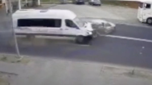 Momentul în care două mașini și un microbuz se ciocnesc violent pe o stradă din Făgăraș: Doi adulți și un copil de un an, duși în stare gravă la spital