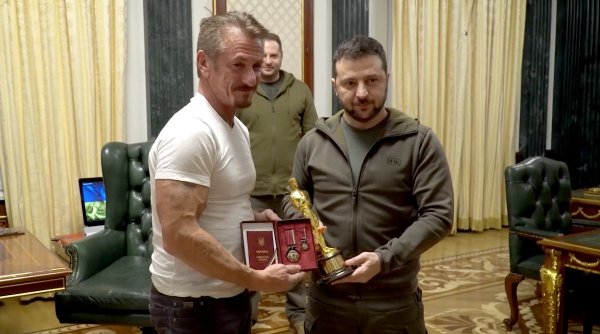 Actorul Sean Penn l-a vizitat pe Volodimir Zelenski. I-a adus Oscarul său, în semn de credință ca Ucraina va câștiga războiul