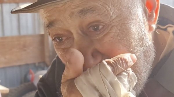 Bunicii din România plâng și adună vreascuri, după ce lemnele de foc și gazele s-au scumpit: 