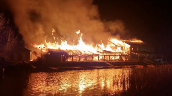 Incendiu devastator la o pensiune din Delta Dunării! Pompierii intervin de urgență