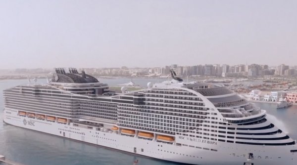 Imagini cu primul hotel plutitor care a ajuns în Qatar. Mii de cabine de croazieră vor fi disponibile pe durata Campionatului Mondial de Fotbal