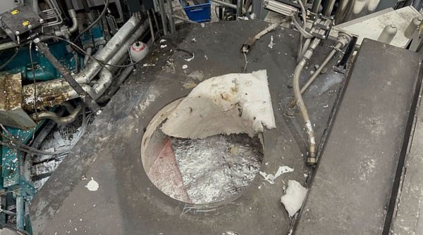 Un muncitor care a căzut în cuva cu aluminiu topit la 720C dintr-o fabrică a reușit, în mod miraculos, să se scoată singur de acolo