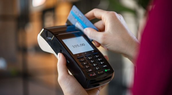 Plata cu carduri de debit sau credit la cumpărături online - ce variantă să alegi