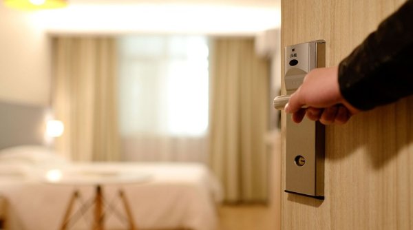 O femeie a fost găsită moartă în camera unui hotel din Târgoviște. 