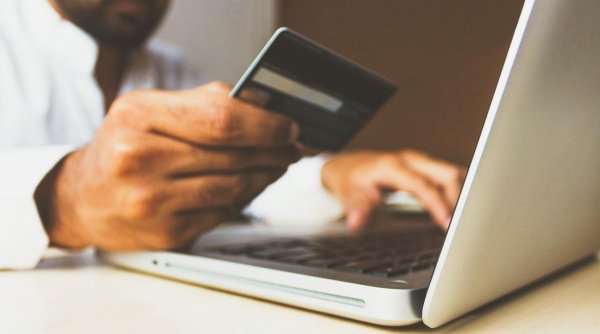 Cum ne putem feri de frauda online. Noua facilitate de prevenire oferită de băncile din România