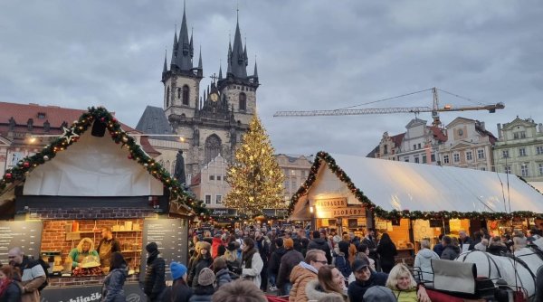 Târgul de Crăciun din Praga, redeschis după doi ani de pauză. Anul acesta au fost instalate mai puține luminițe
