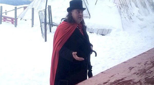 Un turist deghizat în Dracula, încălzit cu pălincă, a fost oprit de salvamontiştii din Buşteni: 