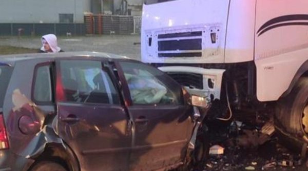 Accident grav în Arad. Șoferul unei mașini a fost strivit de un tir
