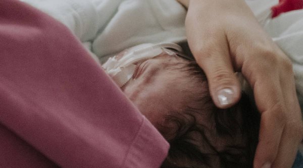 Mamele vor putea avea acces gratuit la consiliere psihologică după naștere