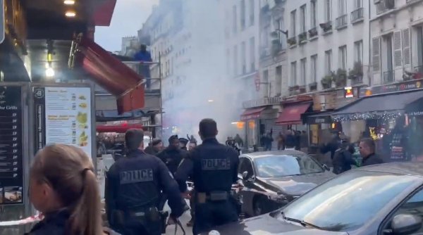 Violențe la Paris după atentatul soldat cu trei morți | Protestatarii au atacat dispozitivul care îl proteja pe ministrul de Interne