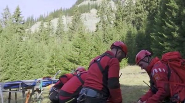Intervenţie de urgenţă în munţi. Un turist a fost rănit grav după ce a căzut pe gheaţă