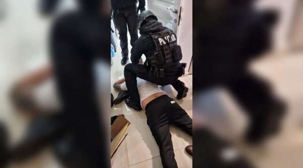 Poliţiştii au aşteptat ore în şir un mandat pentru a putea intra în casa bărbatului din Giurgiu care a tras zeci de focuri de armă