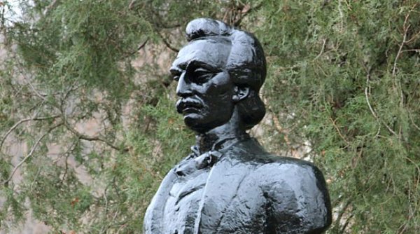 Statuia lui Mihai Eminescu, amplasată într-un parc din Orșova, a fost vandalizată