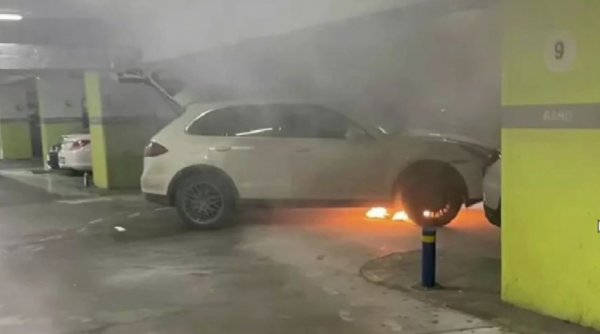 Maşină în flăcări în parcarea unui mall din Bucureşti