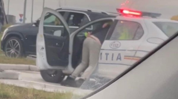 Şoferul care şi-a smuls actele din maşina Poliţiei este cercetat penal: 