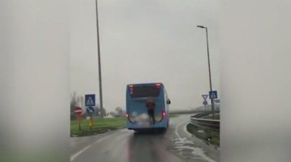 Un tânăr a călătorit agăţat de spatele unui autobuz, în Italia. Gestul său a devenit viral şi a împărţit internetul în două tabere