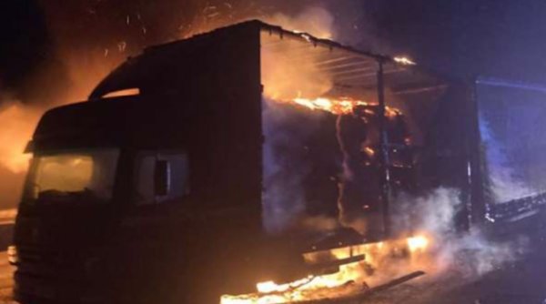 Un camion care transporta carton a luat foc pe autostrada A 10