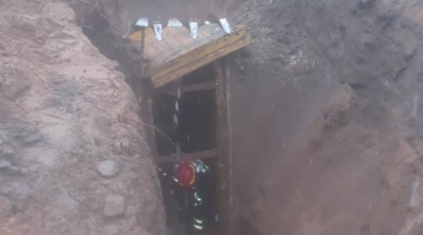 Intervenţie contracronometru. Muncitor îngropat sub un maldăr de pământ în Dăbuleni