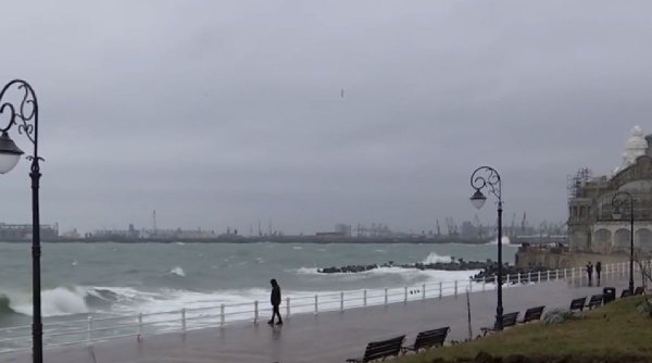 Toate porturile de la Marea Neagră, închise din cauza vremii. Furtună puternică în larg, valuri de trei metri spre ţărm