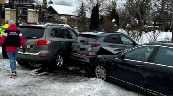 Accident cu cinci mașini în curtea unei pensiuni din Neamț: O femeie a ajuns la spital