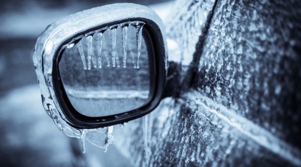 Atenție, șoferi! Ploaie înghețată pe mai multe drumuri din centrul țării