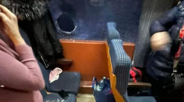 Trenul București-Botoșani a fost atacat cu pietre. O femeie a fost rănită