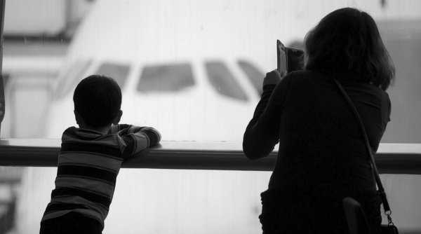 Doi părinţi și-au abandonat copilul la check-in într-un aeroport, după ce au refuzat să cumpere bilet pentru el
