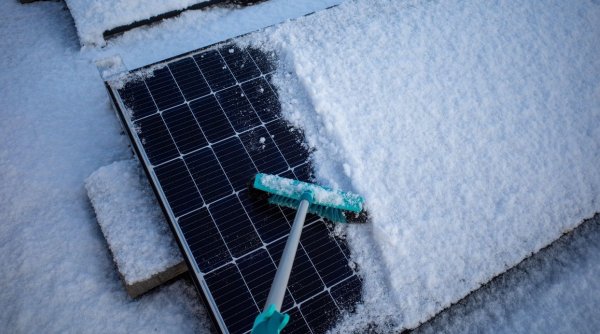 Cum se curăță de zăpadă panourile fotovoltaice. Sfaturi schimbate între prosumatori: 