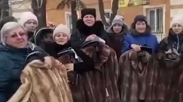 Imagini cu văduvele şi mamele soldaților ruși uciși în Donbas, consolate cu haine de blană: 