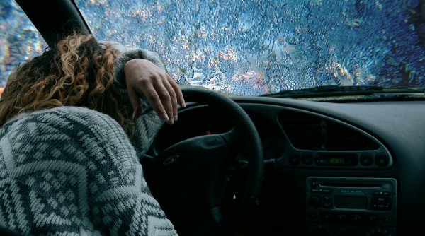 Tânără în șoc hipotermic, dezorientată, găsită într-o mașină pe un drum greu accesibil din Caraş-Severin